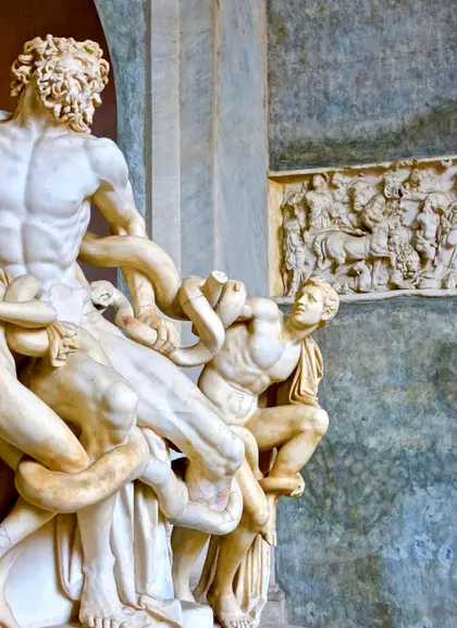 Visita el interior de los Museos Vaticanos y descubre sus obras de arte más representativas.