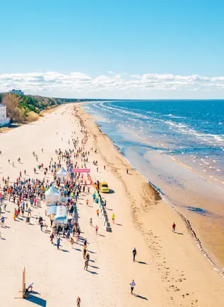 La playa de arena blanca de Jürmala es un destino turístico muy solicitado por los letones.