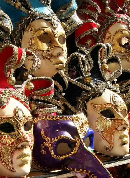 Diseños ya finalizados de máscaras venecianas para el carnaval.