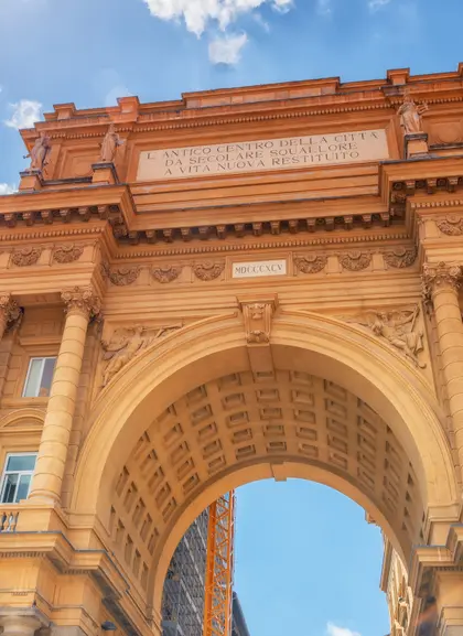 Puerta de la Piazza de la República, una de las más emblemáticas de la ciudad.