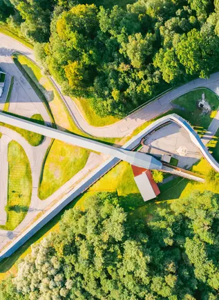 Vista aérea de la pista de bobsleigh, el deporte local por excelencia.
