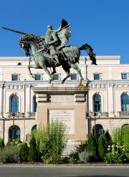  Plaza del Cid y la estatua ecuestre de Rodrigo Díaz de Vivar.