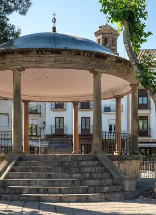 Plaza de la Constitución de Baeza, punto de encuentro de locales y turistas.