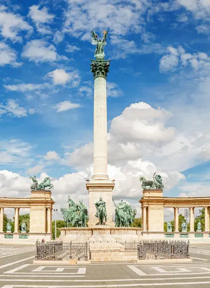 Imponente Plaza de los Héroes de Budapest, con una explanada en la que haremos una parada.