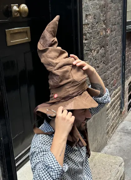 Uno de los momentos más interesantes del free tour será cuando te pruebes el Sombrero Seleccionador.