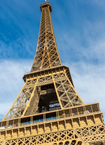 Maravíllate con la Torre Eiffel, una obra que dominanda el horizonte parisino desde 1889.