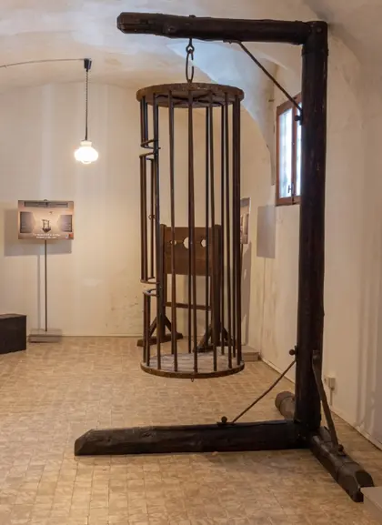 Dispositivo de tortura medieval en Praga, utilizado durante la Inquisición para obtener confesiones bajo sufrimiento.