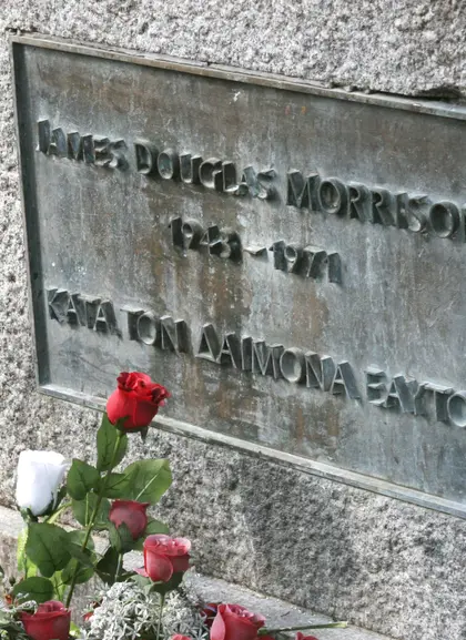 Tumba Jim Morrison, líder de la icónica banda The Doors.