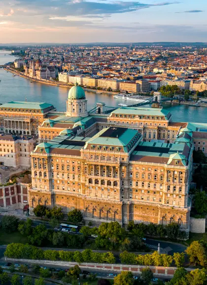 Vista aérea de Budapest y sus contrastes entre lo moderno y lo clásico.