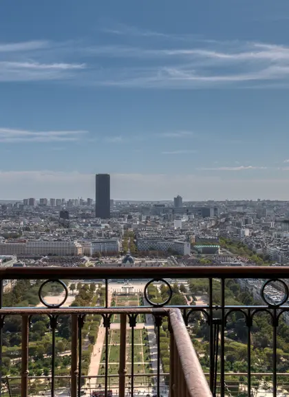 Vistas desde el segundo piso de la Torre Eiffel a la ciudad.