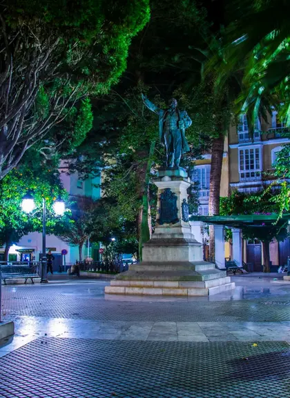 Plaza de la Candelaria de noche (Cádiz)