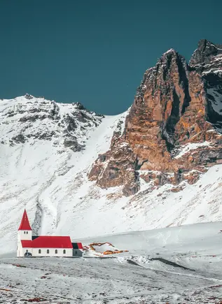 El pueblo de Vik nevado en Islandia