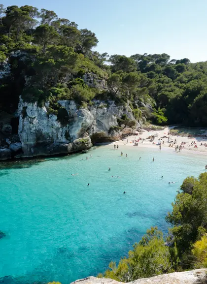 Descubre la serenidad de Cala Macarelleta, un rincón apartado de las multitudes.