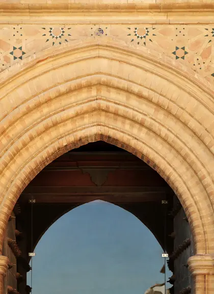 Vista de los elementos de arte mudéjar en el Monasterio de San Isidoro del Campo, con intricados motivos decorativos que combinan influencias cristianas y musulmanas.