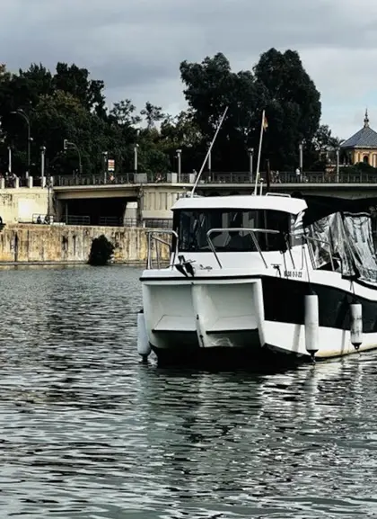 El barco navega suavemente, ofreciendo una vista única del Guadalquivir.