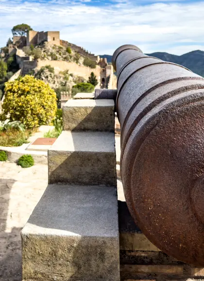 Cañón de la fortaleza de Xátiva, uno de sus atractivos turísticos.