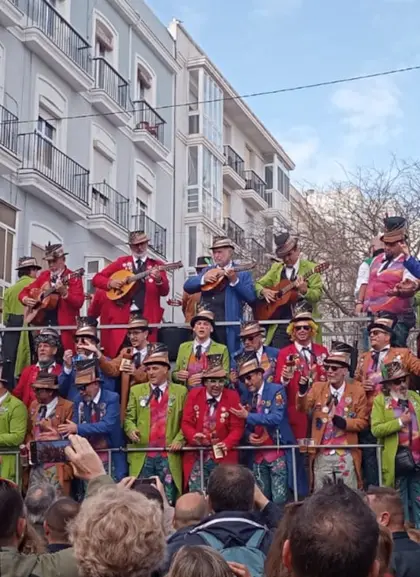 Comparsa actuando en el carnaval de Cádiz
