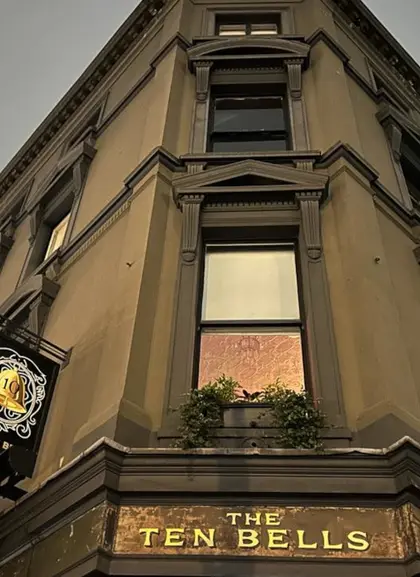 En las calles de Whitechapel, la oscuridad ocultaba sus peores secretos.