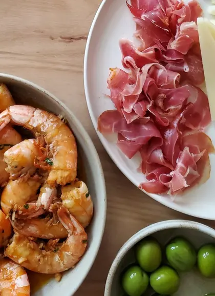 Jamón, queso y aceitunas, un placer para el paladar.