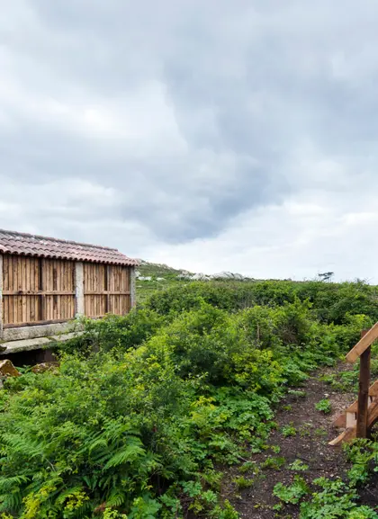 Graneros en la isla de Sálvora en Galicia