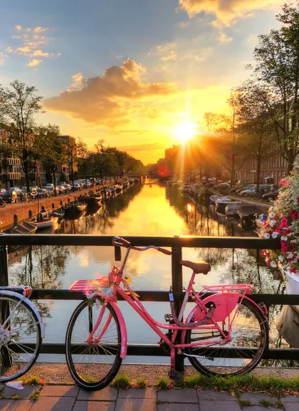 Vistas del canal de Ámsterdam desde un puente con bicicletas