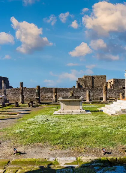 Ruinas de Pompeya, con columnas caídas que contemplaremos en esta excursión.