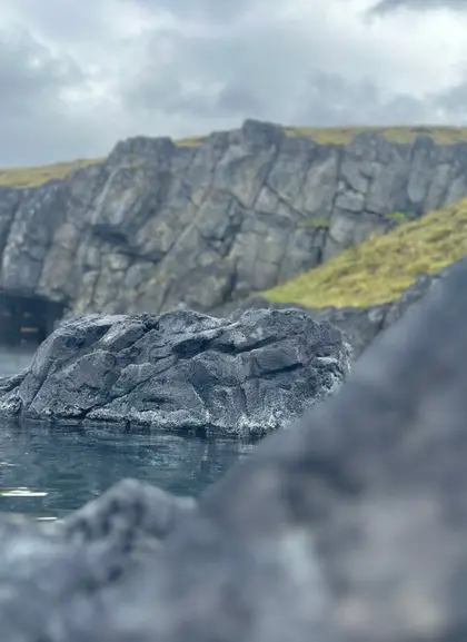 Vista rocosa del Sky Lagoon en Islandia