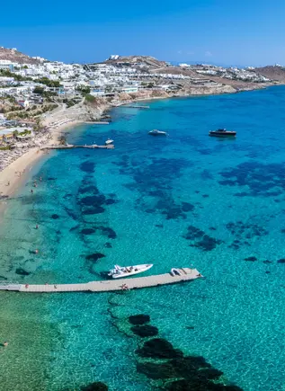 Agua cristalina de la Bahía de Agios Ioannis, Grecia