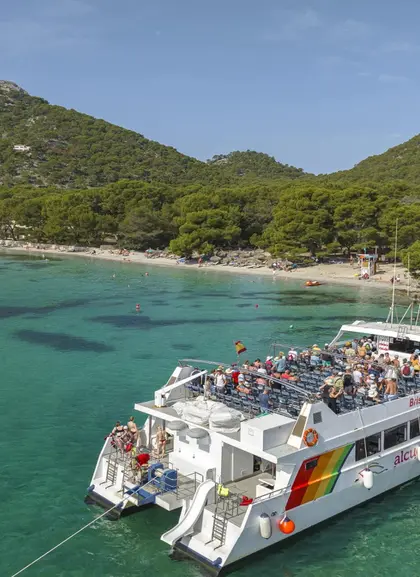 Atracado en la orilla de Formentor, el barco invita a los pasajeros a zambullirse en sus aguas cristalinas y disfrutar de un baño refrescante.