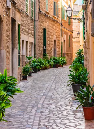 Una calle de postal que refleja la esencia tranquila y luminosa de Sóller.