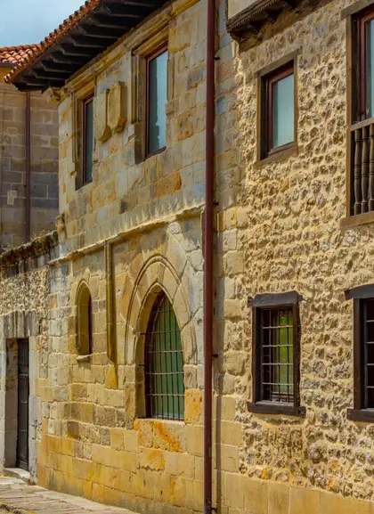 Una de las encantadoras calles empedradas de Santillana del Mar.