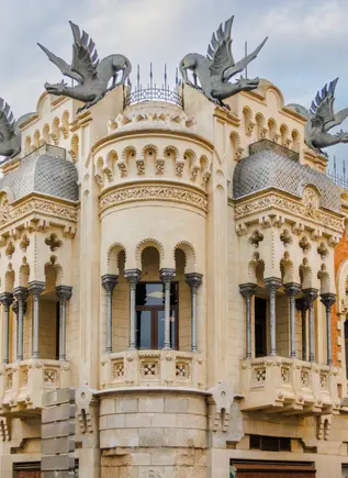 Fachada de la Casa de los Dragones en Ceuta, con sus esculturas icónicas coronando el edificio modernista.