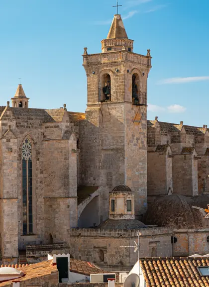 Catedral de Ciudadela, construida sobre una antigua mezquita, símbolo religioso y arquitectónico del casco antiguo.