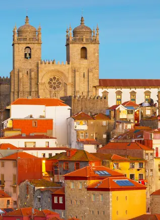 Barrio histórico de Ribeira con la catedral de Oporto al fondo
