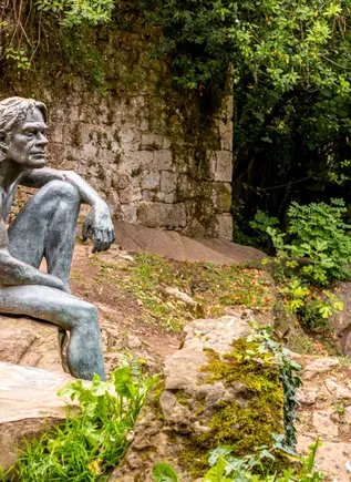 Monumento "El Hombre Pez" en el municipio de Liérganes, Cantabria