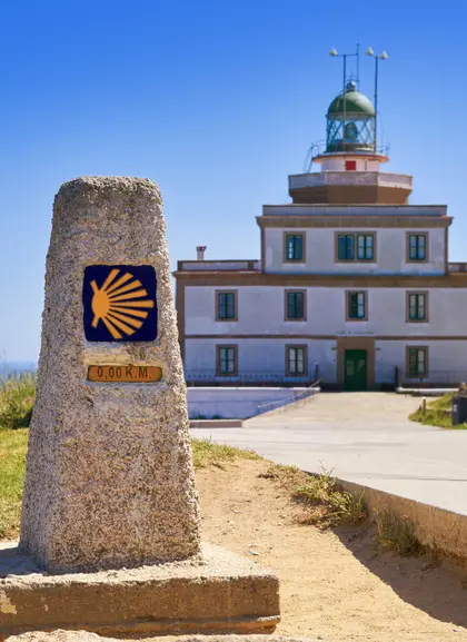 El Faro de Finisterre guía almas y barcos en el confín de la tierra.