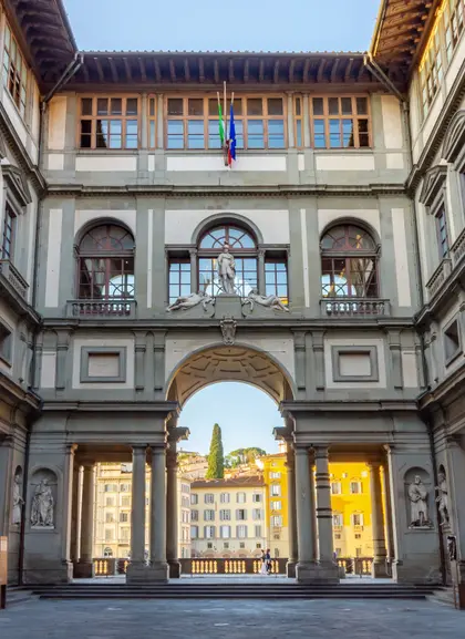 El imponente Palazzo degli Uffizi, un tesoro arquitectónico que cautiva a los visitantes desde su entrada.