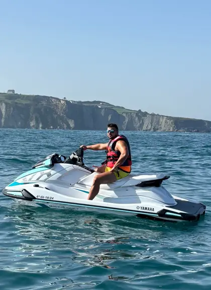 Moto de agua en el mar cantábrico, Gijón