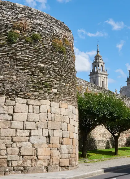 La Catedral de Lugo y la muralla romana dibujan la silueta histórica de una ciudad única, Patrimonio de la Humanidad.