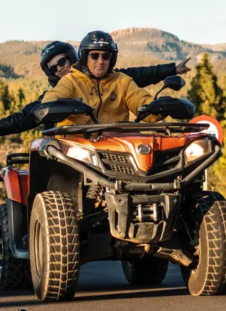 Pareja monta en quad de camino hacia el Teide, Tenerife