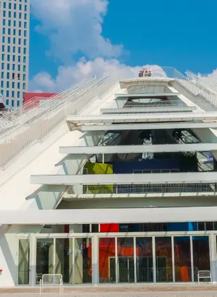 Vista de la Pirámide de Tirana, destacando su estructura inconfundible y su diseño futurista, rodeada de la ciudad.