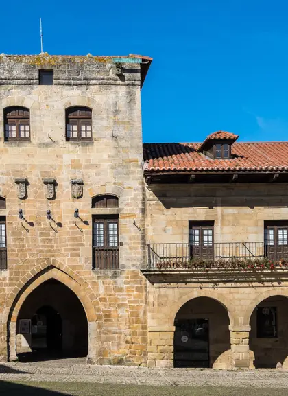 Vista central de la plaza mayor de Santillana del Mar, Cantabria