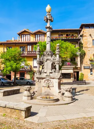 La plaza de Tres Caños en la localidad de Comillas, Cantabria