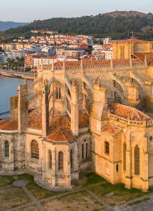 Imagen aérea de Santa María de la Asunción, Castro Urdiales