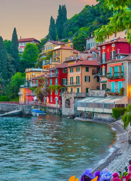Varenna se asoma al agua con muelles silenciosos, casas que trepan la ladera y jardines que crecen entre piedra y niebla.