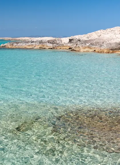 Aguas turquesas de Ses Illetes, perfectas para practicar deportes.