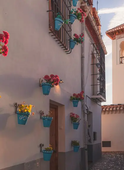 Mañana con luz dorada sobre las tranquilas y pintorescas calles empedradas del Albaicín, Granada