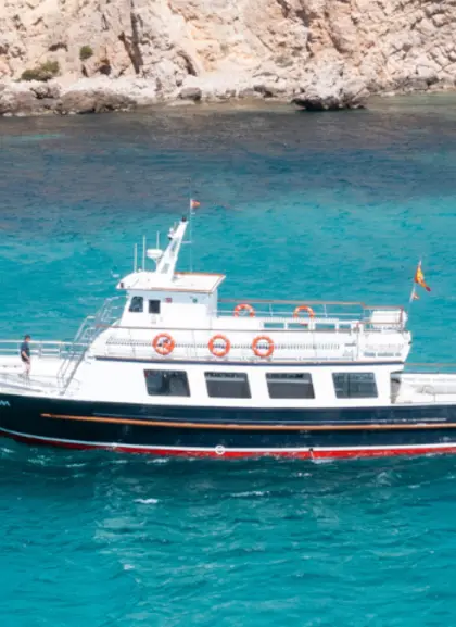 Barco de actividades en las cristalinas aguas de Palma de Mallorca