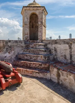 Dentro del Castillo de San Felipe, los cañones originales recuerdan cómo se defendía Cartagena.