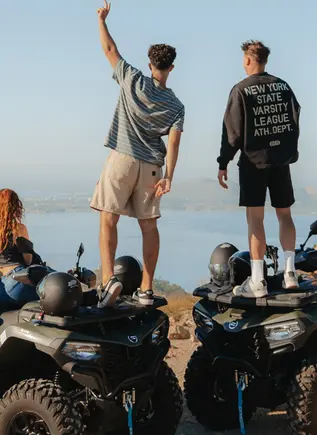 Grupo de amigos junto a sus quads, en un parada durante la ruta desde Alcudia.